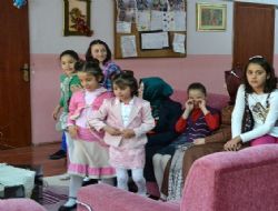 AK Kadınlar çocukları sevindirdi